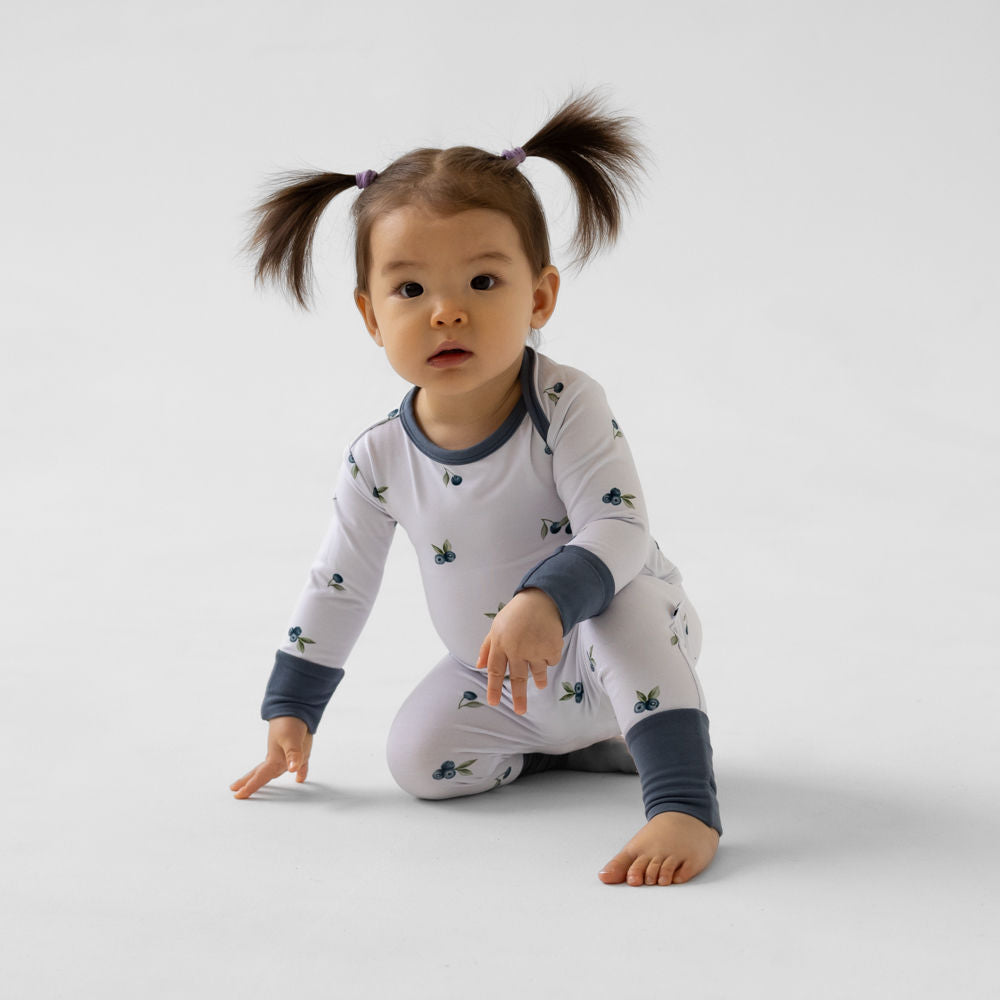 Mini Milkys mitwachsender Baby-Strampler aus weicher Bio Bambus Viskose, ohne Verschlüsse für einfaches Wickeln, ideal zum Spielen und Schlafen.