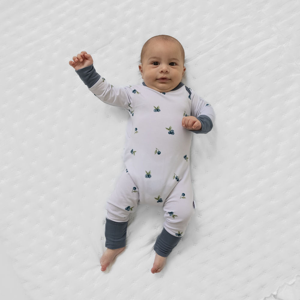 Mini Milkys mitwachsender Baby-Strampler aus weicher Bio Bambus Viskose, ohne Verschlüsse für einfaches Wickeln, ideal zum Spielen und Schlafen.