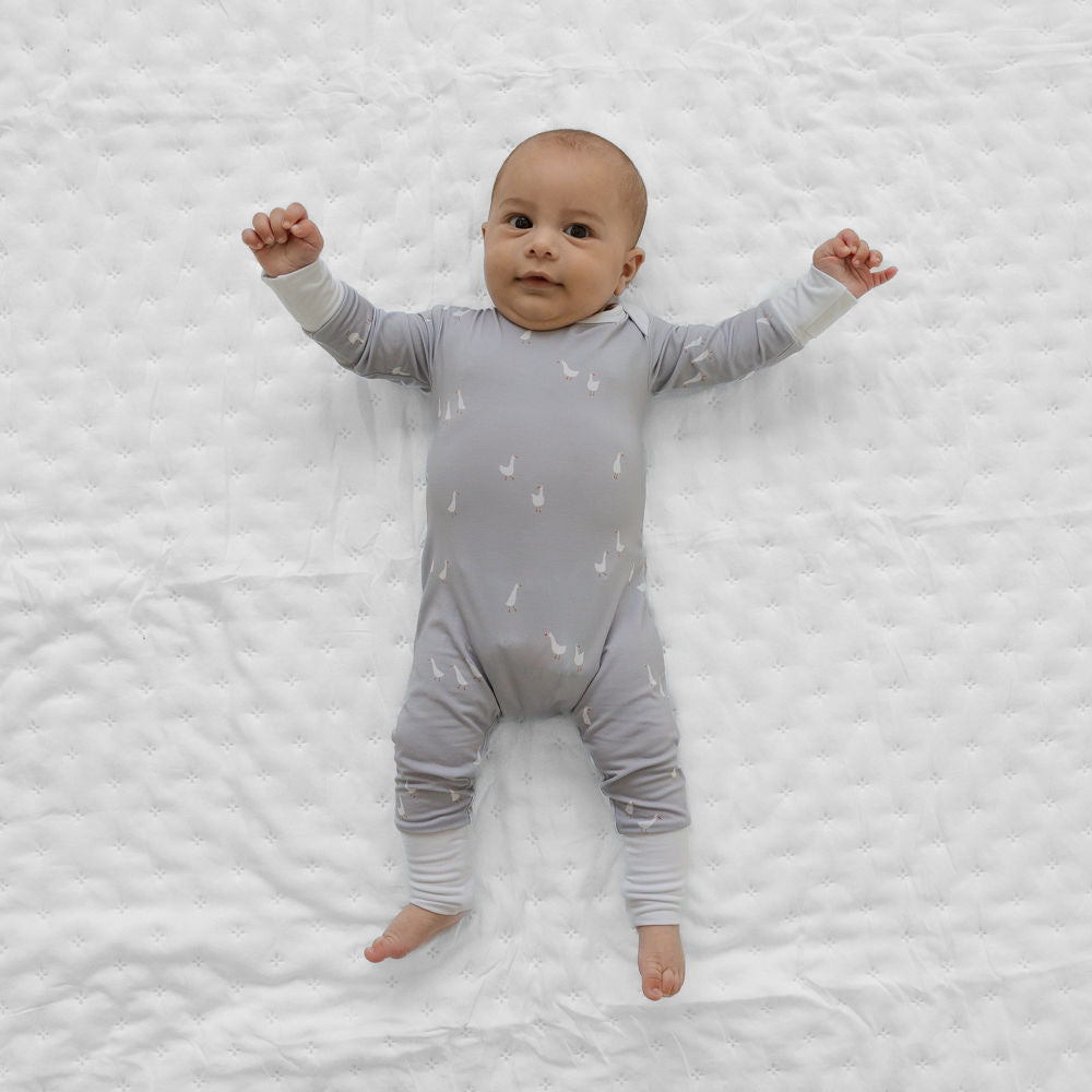 Mini Milkys mitwachsender Baby-Strampler aus weicher Bio Bambus Viskose, ohne Verschlüsse für einfaches Wickeln, ideal zum Spielen und Schlafen.