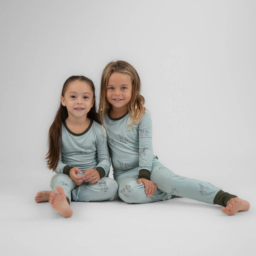 Wächst mit – ganz ohne Stress |
Super elastisch, macht jede Bewegung mit und passt sich dem Körper an.
Für viele Monate voller Spiel, Schlaf & Gemütlichkeit.