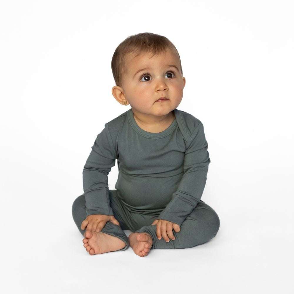 Mini Milkys mitwachsender Baby-Strampler aus weicher Bio Bambus Viskose, ohne Verschlüsse für einfaches Wickeln, ideal zum Spielen und Schlafen.