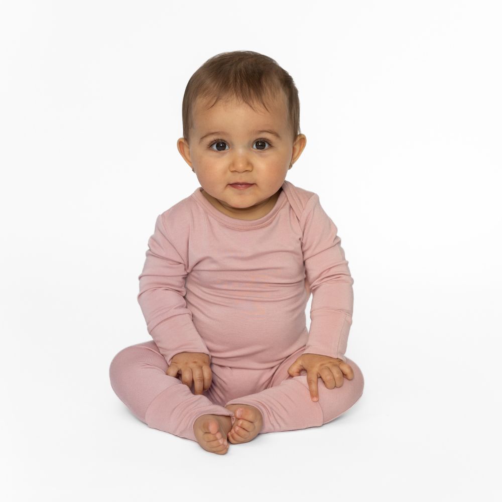 Mini Milkys mitwachsender Baby-Strampler aus weicher Bio Bambus Viskose, ohne Verschlüsse für einfaches Wickeln, ideal zum Spielen und Schlafen.